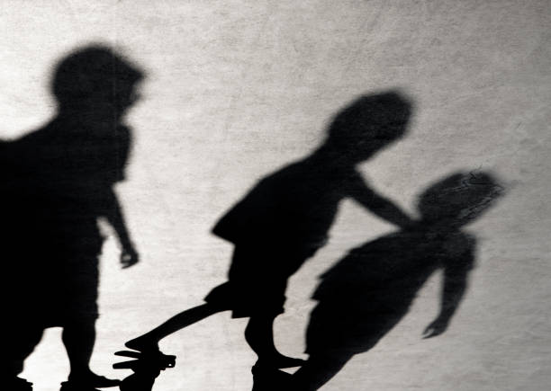 sombras borradas de três meninos - childhood memory - fotografias e filmes do acervo