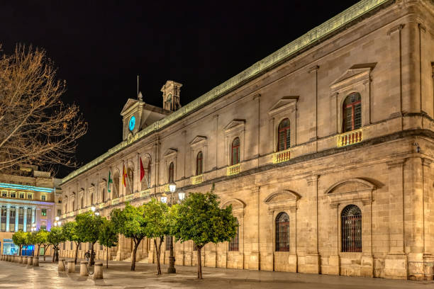 visão noturna do edifício da câmara municipal de sevilha. - plaza de espana sevilla town square seville - fotografias e filmes do acervo