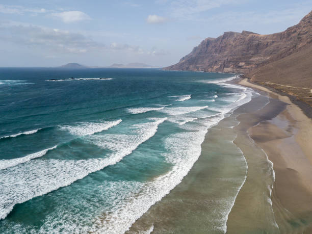 luftaufnahme von famara strand lanzarote, kanarische inseln, spanien. risco di famara, relief, berge mit blick auf den atlantischen ozean - famara stock-fotos und bilder