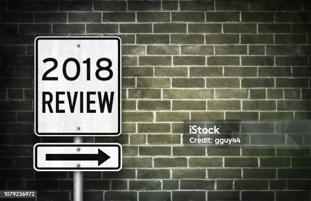 Revisión De 2018 Concepto De Signo De Carretera Foto de stock y más banco de imágenes de 2018 - 2018, Aire libre, Cartel de bienvenida