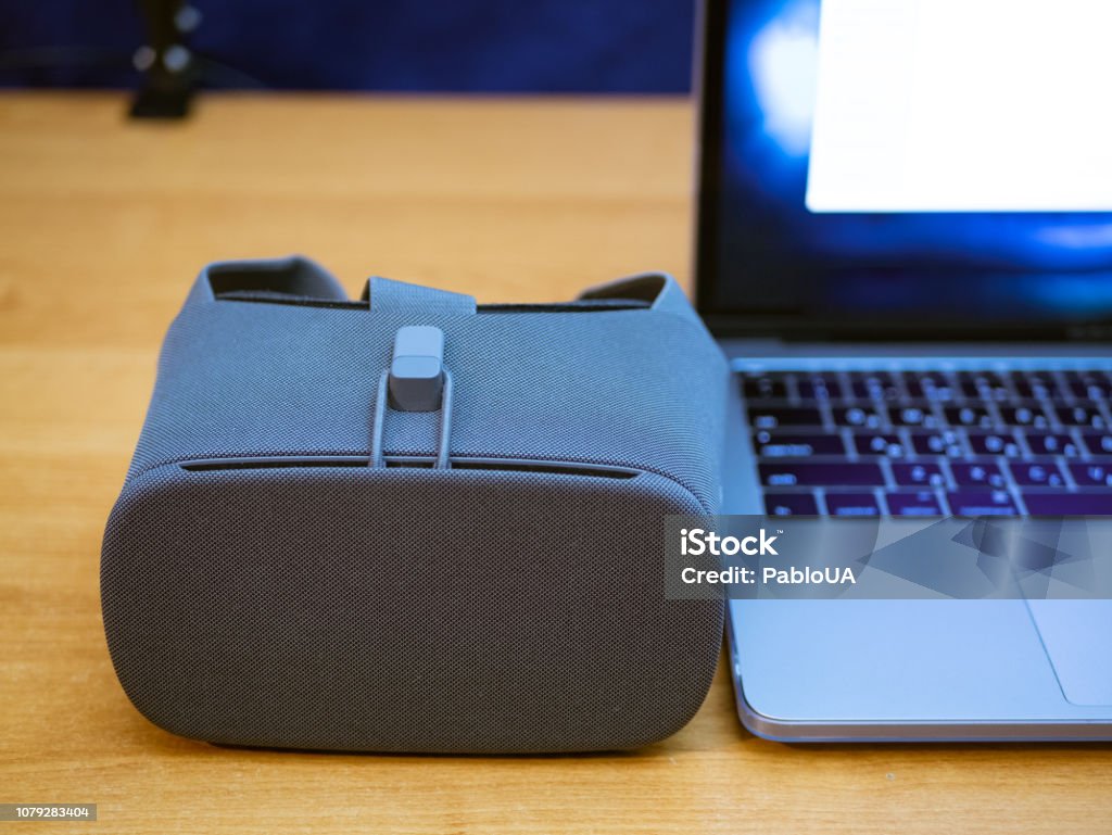 VR-Helm-virtual-Reality-Brillen in der Nähe von laptop - Lizenzfrei Berühren Stock-Foto