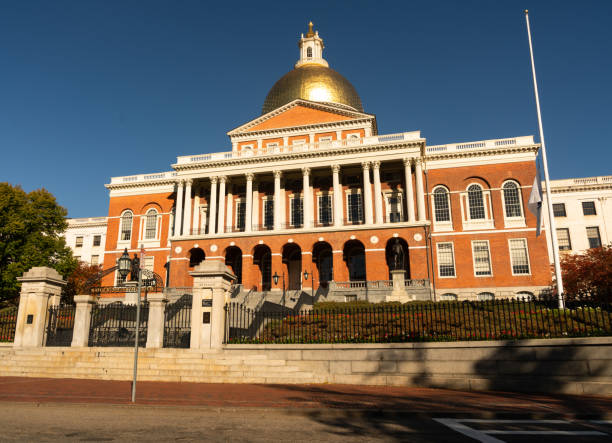 edificio de la capital frente bulfinch entrada massachusetts state house de boston - commons fotografías e imágenes de stock