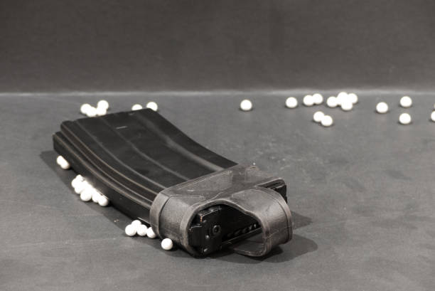黒の光沢のある表面に bb 弾エアガン ピストルこんにちはキャップ、bbloader - airsoft gun ストックフォトと画像