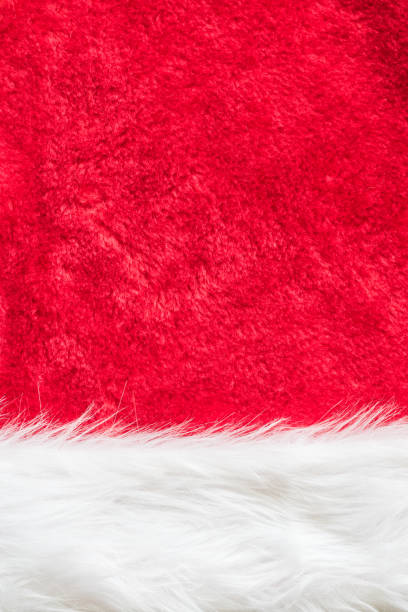 fundo de textura de veludo vermelho e branco pelo macio macio parte de natal papai noel moda traje de roupa e chapéu acessório para o cenário de elemento de decoração de natal - tear paper - fotografias e filmes do acervo