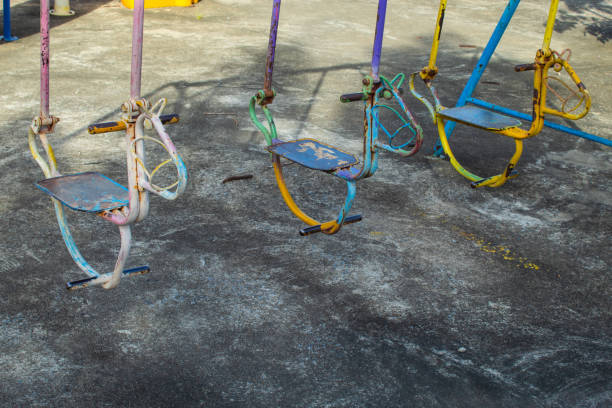 swing sillas para niños en el parque. - totter fotografías e imágenes de stock