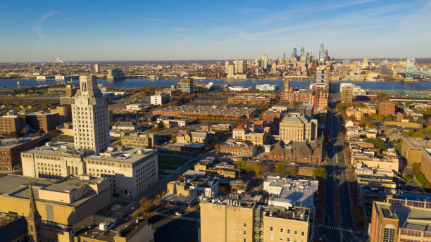 ニュージャージー州カムデン見えるフィラデルフィアのダウンタウンを空撮 - new jersey usa commercial dock cityscape ストックフォトと画像