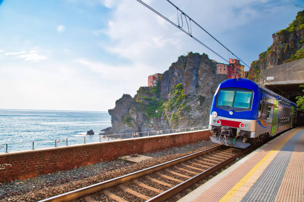 manarola train station, cinque terre - manarola foto e immagini stock