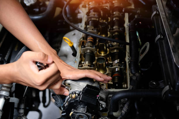 valvola motore con fissaggio meccanico, mani ravvicinate che lavorano con l'utensile. - engine block foto e immagini stock