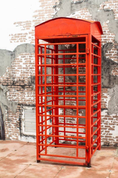 téléphone rouge boîte avant brique mur bloc. - pay phone brick wall telephone old photos et images de collection