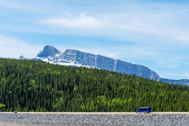 vue du mont ruddle, aventure, road trip, alberta, canada - driving motor home forest banff national park photos et images de collection