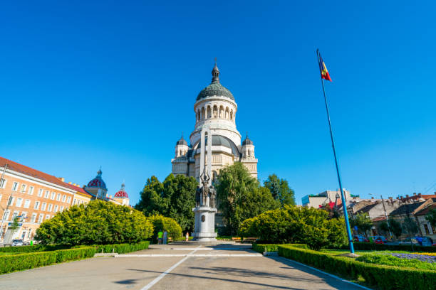 церковь святого мартина и флаг румынии, клуж-напока, европа - st martins church стоковые фото и изображения