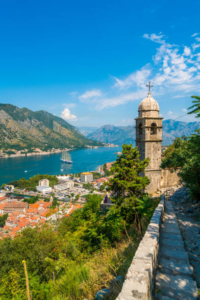 kotor cruise port i jezioro i dzwonnica, czarnogóra, europa - kotor zdjęcia i obrazy z banku zdjęć