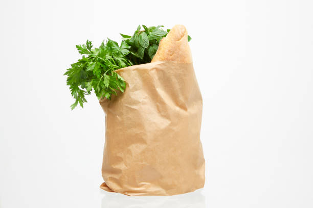 食物と一緒に紙の買い物袋 - paper bag groceries food vegetable ストックフォトと画像