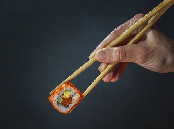손으로 들고 젓가락 검은 배경에 롤. - sashimi sushi caviar black 뉴스 사진 이미지