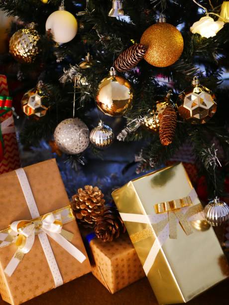 istock Christmas tree and gifts 1079587300