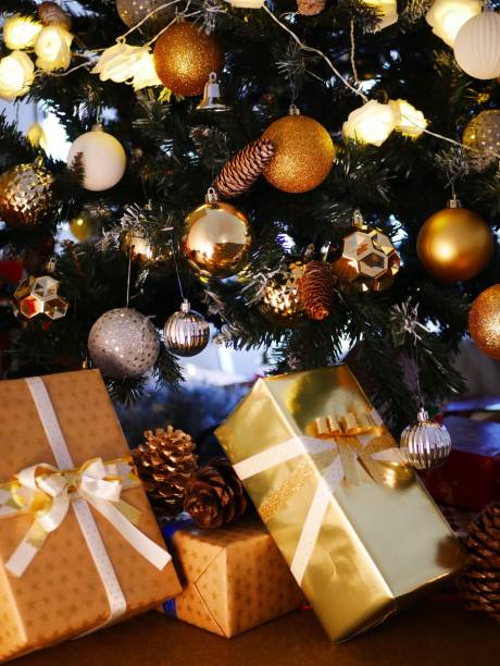 istock Christmas tree and gifts 1079587326