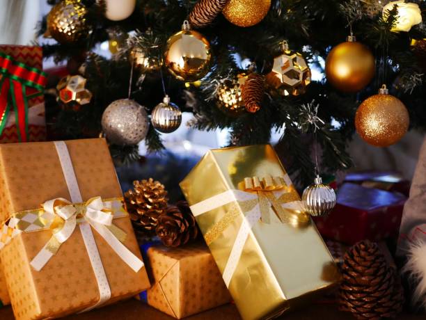 istock Christmas tree and gifts 1079587336
