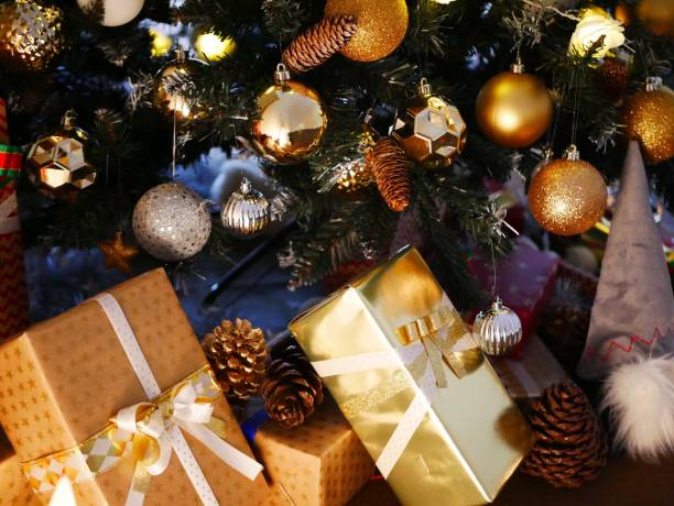 istock Christmas tree and gifts 1079587340