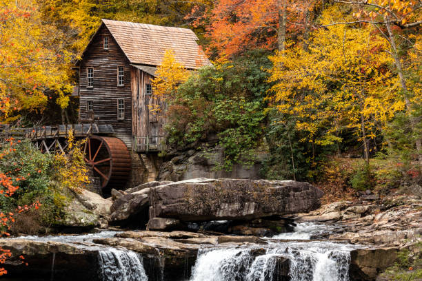 moulin à grains - autumn watermill glade creek waterfall photos et images de collection