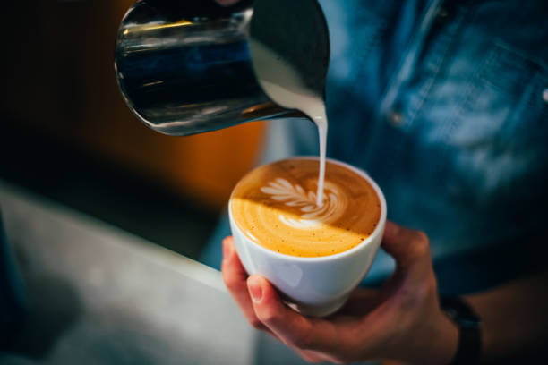 faire de rosetta latte art - pouring coffee human hand cup photos et images de collection