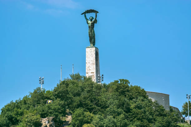 estatua en monte gellert. - liberation monument budapest hungary monument fotografías e imágenes de stock