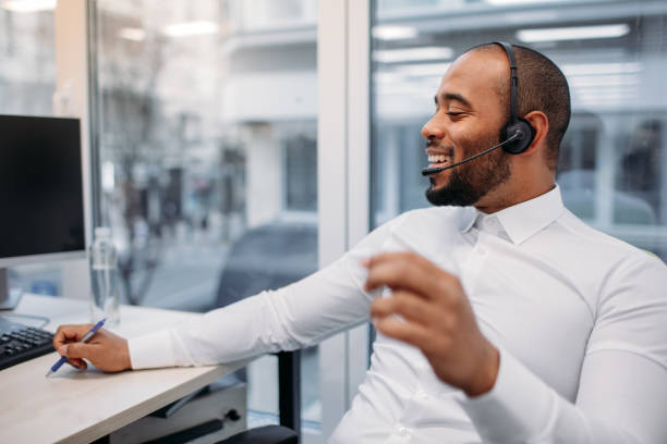 call center workers - african descent customer service representative computer service imagens e fotografias de stock