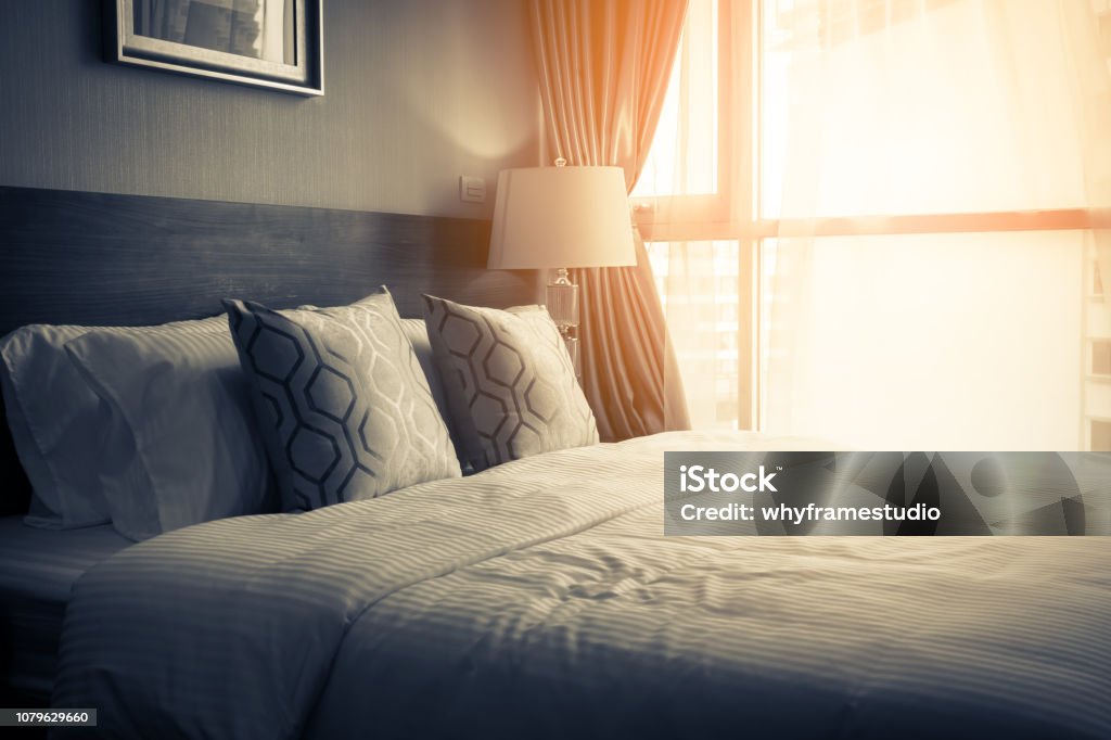 schöne Design-Konzept mit weichen gemütlichen Kissen auf dem Bett im Schlafzimmer Haus - Lizenzfrei Bett Stock-Foto