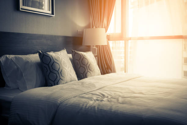 hermoso diseño con almohadilla suave acogedor en cama en el dormitorio de la casa - cushion pillow textile luxury fotografías e imágenes de stock