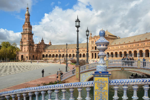 plaza de españa de sevilla, la capital de andalucía. - plaza de espana sevilla town square seville fotografías e imágenes de stock