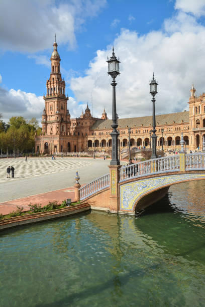 piazza di spagna a siviglia, la capitale dell'andalusia. - seville spanish culture spain town square foto e immagini stock