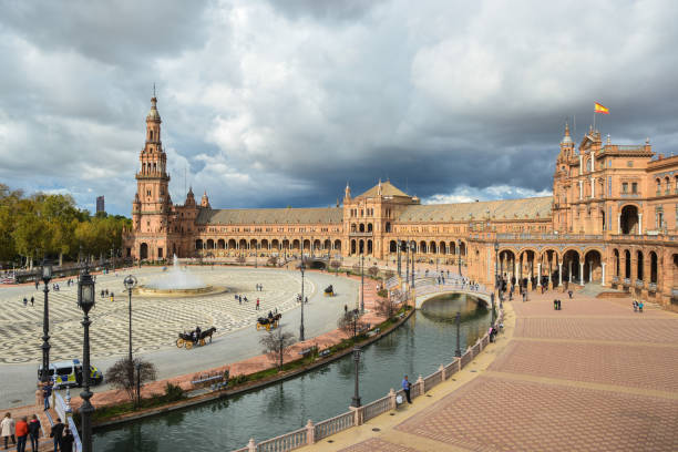 plaza de españa de sevilla, la capital de andalucía. - plaza de espana sevilla town square seville fotografías e imágenes de stock