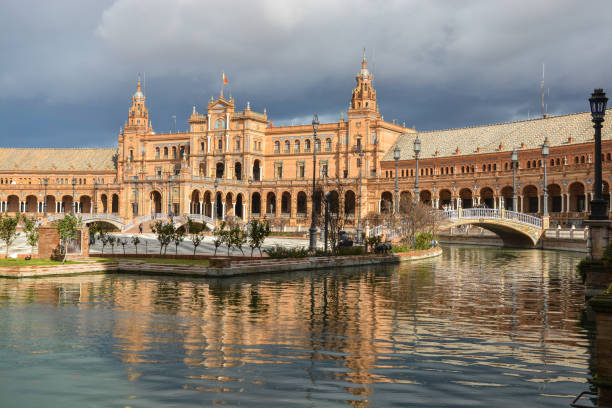 plac hiszpanii w sewilli, stolicy andaluzji. - plaza de espana sevilla town square seville zdjęcia i obrazy z banku zdjęć