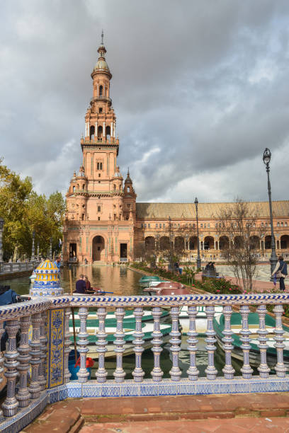 piazza di spagna a siviglia, la capitale dell'andalusia. - seville spanish culture spain town square foto e immagini stock