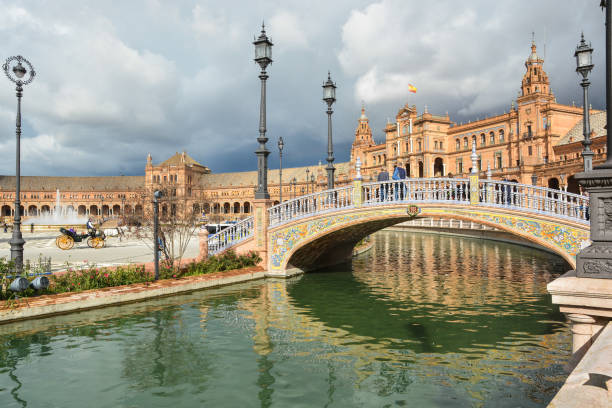 plaza de españa de sevilla, la capital de andalucía. - plaza de espana sevilla town square seville fotografías e imágenes de stock