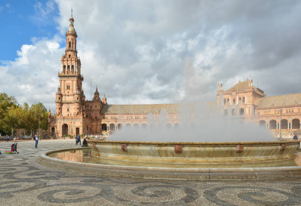 piazza di spagna a siviglia, la capitale dell'andalusia. - spain plaza de espana europe town square foto e immagini stock