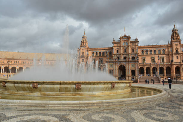 piazza di spagna a siviglia, la capitale dell'andalusia. - spain plaza de espana europe town square foto e immagini stock