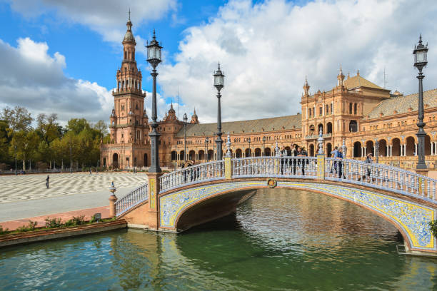 piazza di spagna a siviglia, la capitale dell'andalusia. - seville spanish culture spain town square foto e immagini stock