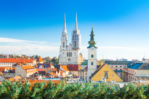 Capital croata Zagreb, horizonte de la ciudad con decoración photo