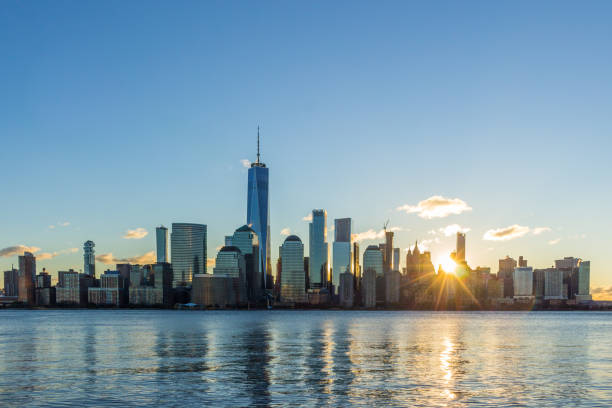 городской пейзаж нижнего манхэттена, нью-йорк в солнечное утро. уни - new york city sunrise new york state usa стоковые фото и изображения