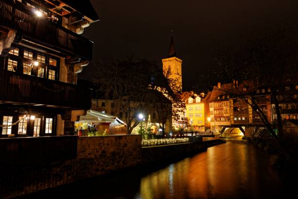 вид на крёмербрюке вечером в эрфурте - krämerbrücke стоковые фото и изображения