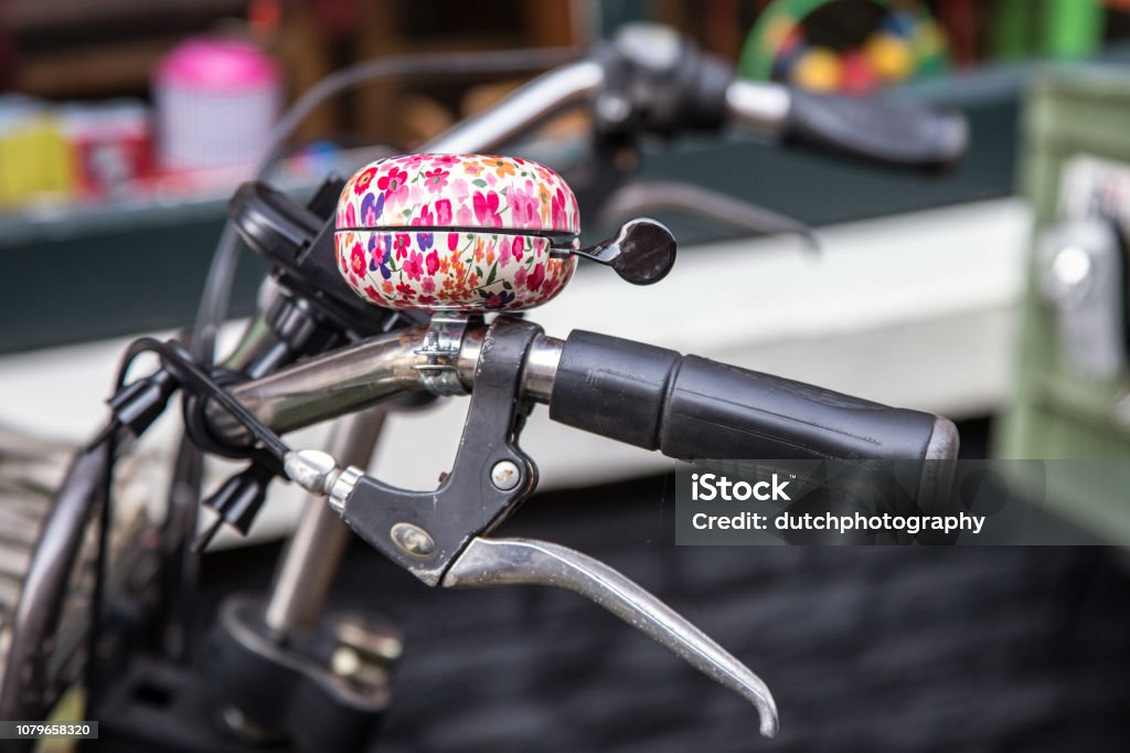 het laatste Verminderen Op de een of andere manier Closeup Van Rode Fietsbel Stock Photo - Download Image Now - Bicycle Horn,  Bicycle, Clean - iStock
