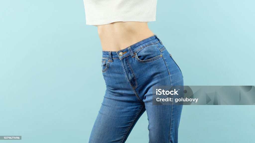mujer delgada recortada denim de cintura alta de camiseta - Foto de stock de Vaqueros - Pantalón libre de derechos