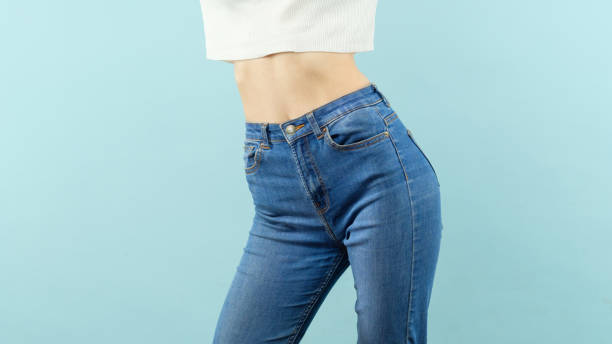 mulher magro cortadas jeans de cintura alta de t-shirt - adult abdomen blue the human body - fotografias e filmes do acervo