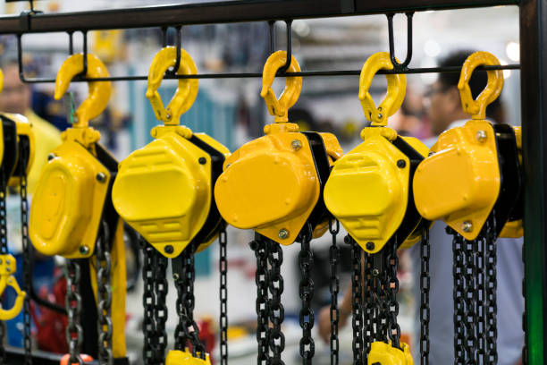 paranco a catena industriale per ridurre il carico di lavoro e sollevare oggetti pesanti - arm sling foto e immagini stock