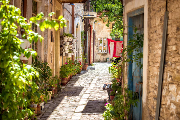 einer ruhigen straße in einem alten dorf pano lefkara. bezirk larnaka, zypern - paving stone cobblestone road old stock-fotos und bilder