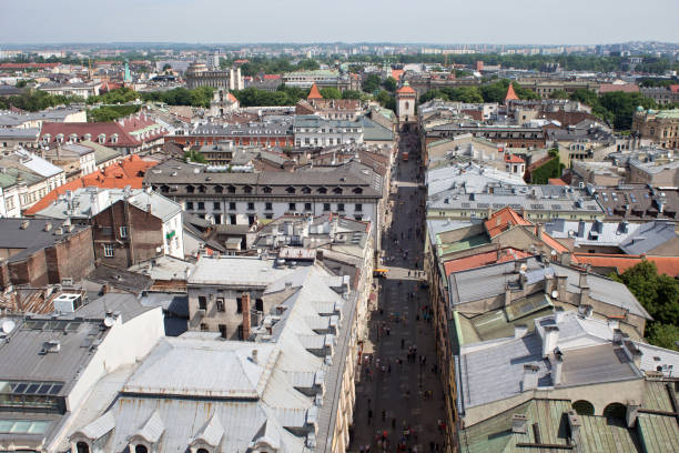 vista aérea de la parte noroeste de cracovia con antigua calle florianska histórico y medieval puerta de florian. vista desde la catedral de santa maría. - florianska street fotografías e imágenes de stock