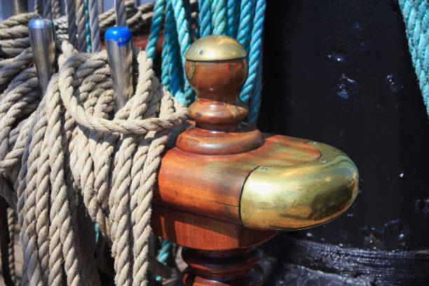 帆船にロープを持つ鋼鉄ベレイリングピン。 - traditional culture tall ship mast sailing ship ストックフォトと画像