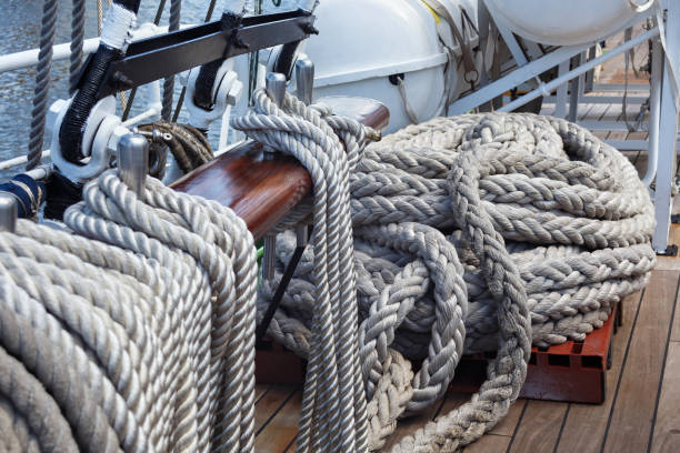 帆船のロープを使って belaying スチールピン - traditional culture tall ship mast sailing ship ストックフォトと画像