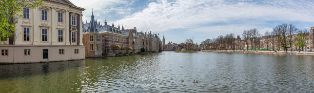 den haag - panorama-view naar het binnenhof, zuid-holland, nederland, den haag, 17.04.2018 - prinsjesdag stockfoto's en -beelden