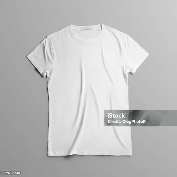 Studiovorlage Von Kleidung Mit Tshirt Leer Liegt Auf Auf Grauem Hintergrund Stockfoto und mehr Bilder von T-Shirt